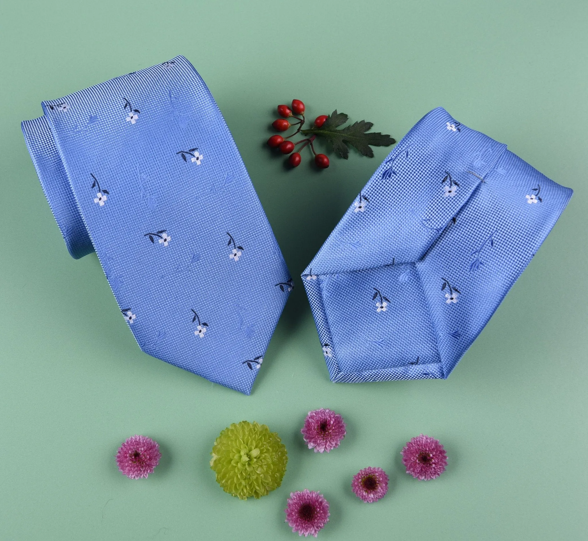 Daisies & Full Roses Floral Blue Modern Woven Tie 3"