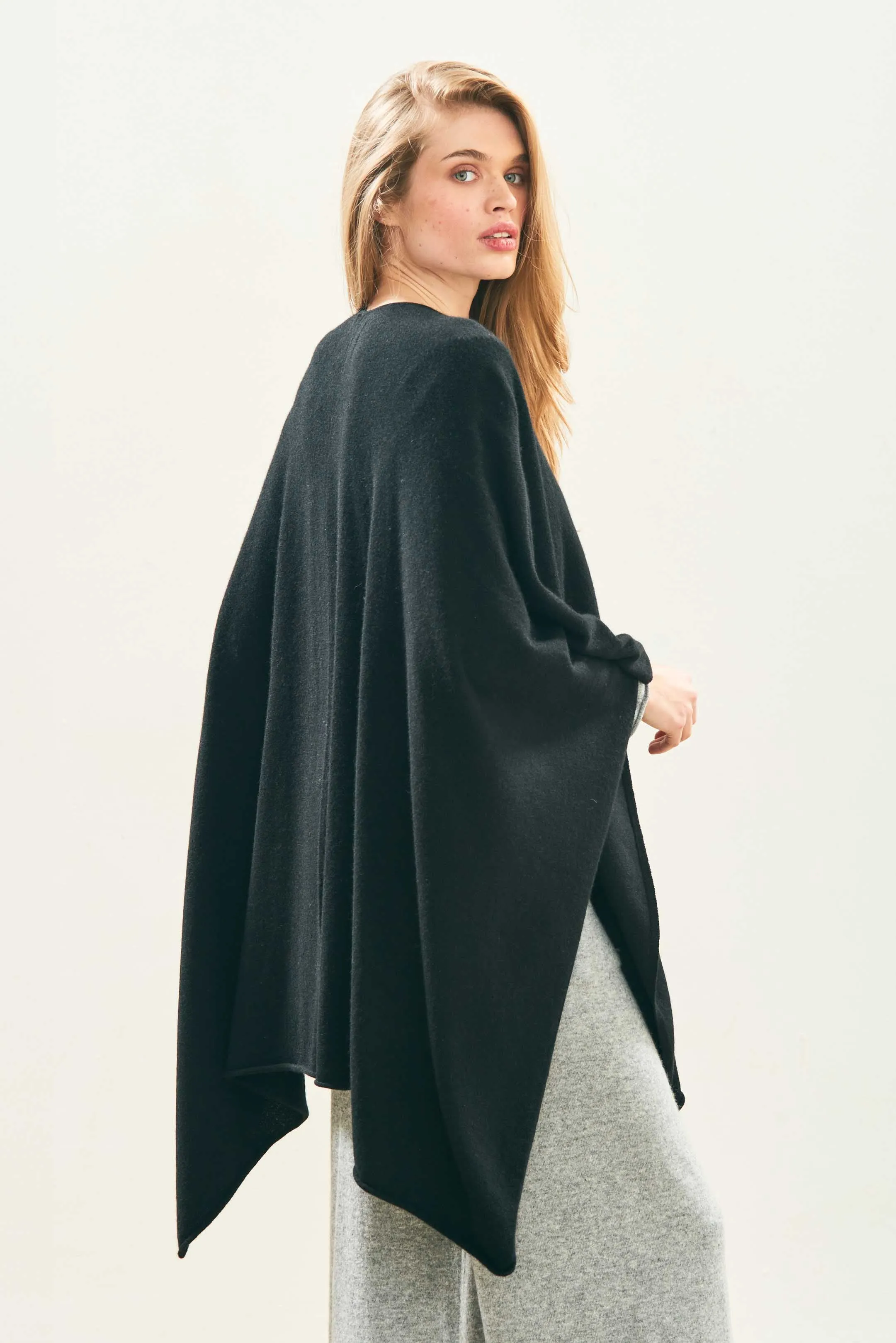 Plain Cashmere Wrap in Black