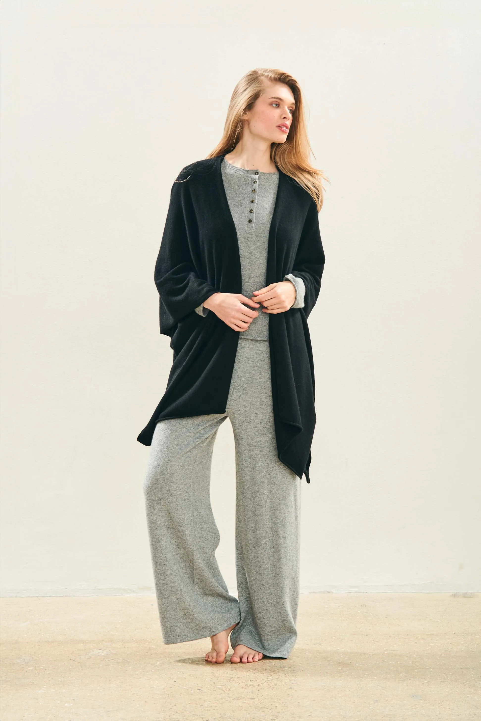Plain Cashmere Wrap in Black